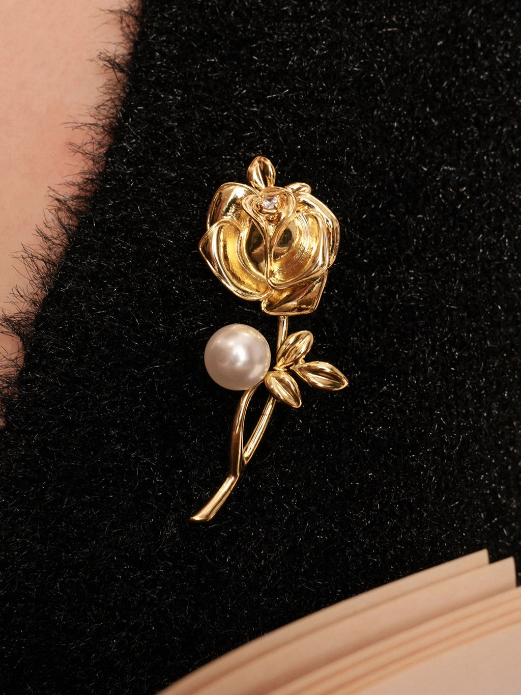 Freshwater Pearl & Alloy Rose Carved Brooch