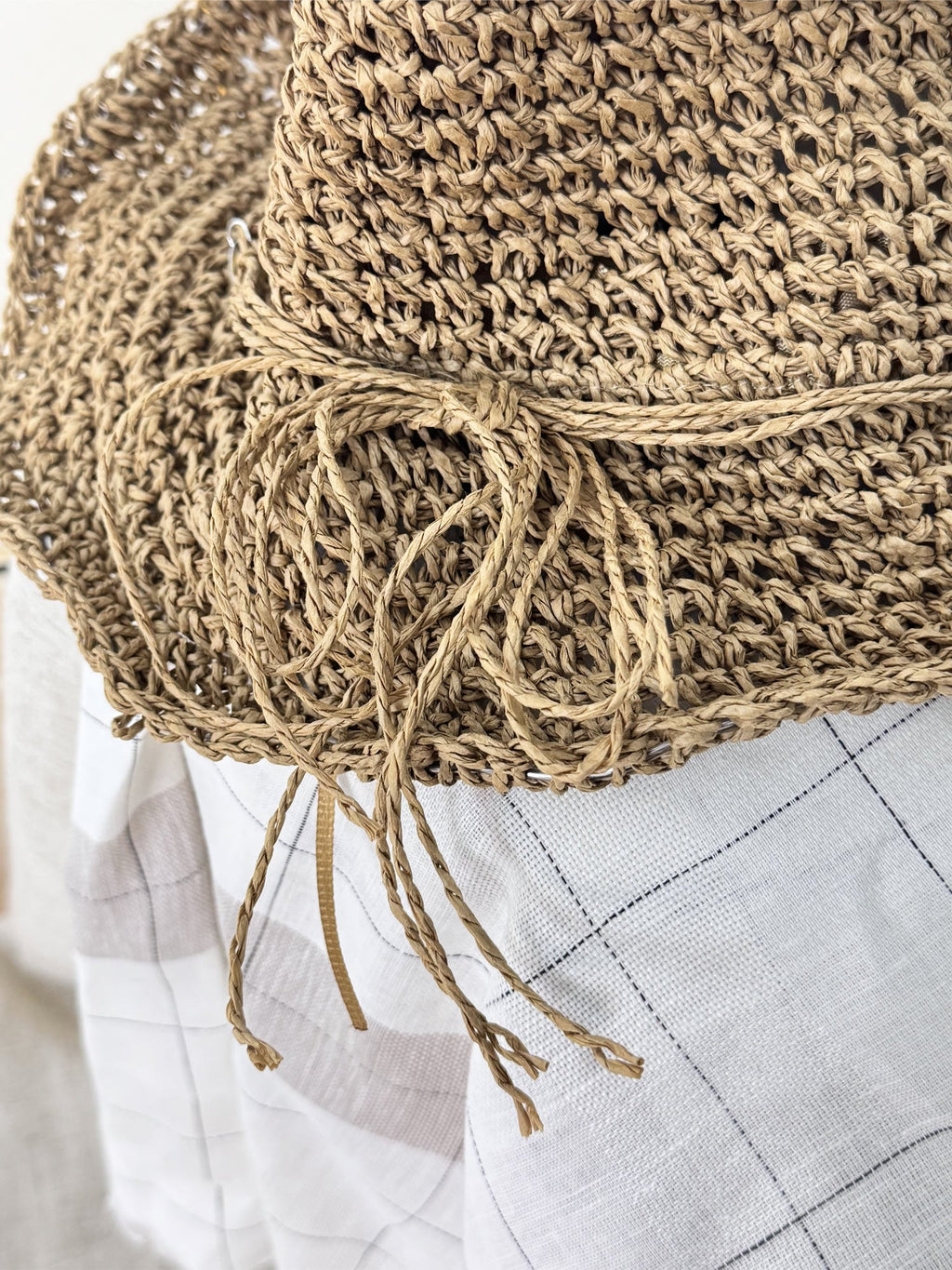 Foldable Wide Brim Straw Hat with Shell Decor