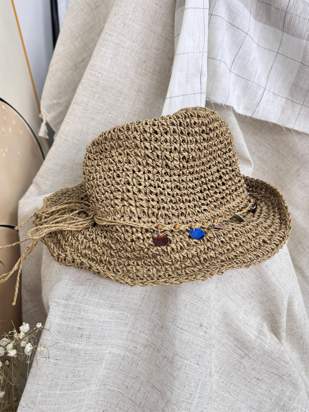Foldable Wide Brim Straw Hat with Shell Decor